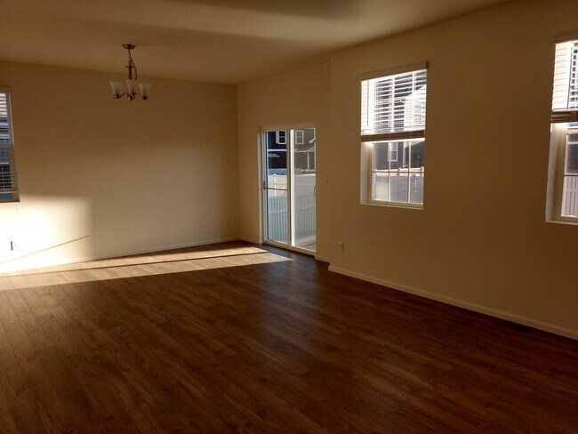 Building Photo - Beautiful 3 Bedroom House in Ridge Crest N...