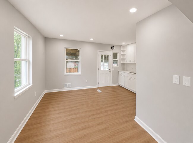 Building Photo - 7261 Bridgewood Dr