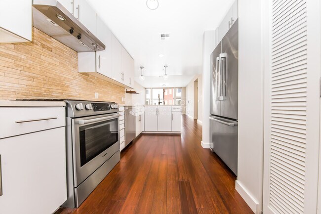 Building Photo - 551 Hudson Ave
