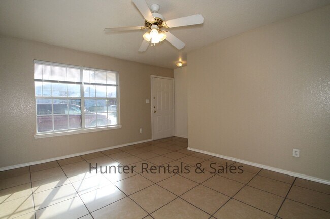 Foto del edificio - Updated 3-Bedroom, 2-Bath Townhome with Do...