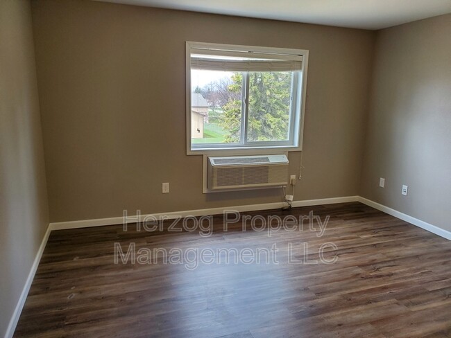 Building Photo - 418 8th St S