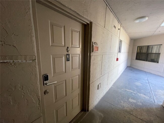 Foto del edificio - 8290 Lake Dr