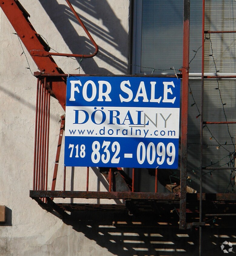 Building Photo - 376 Columbia St