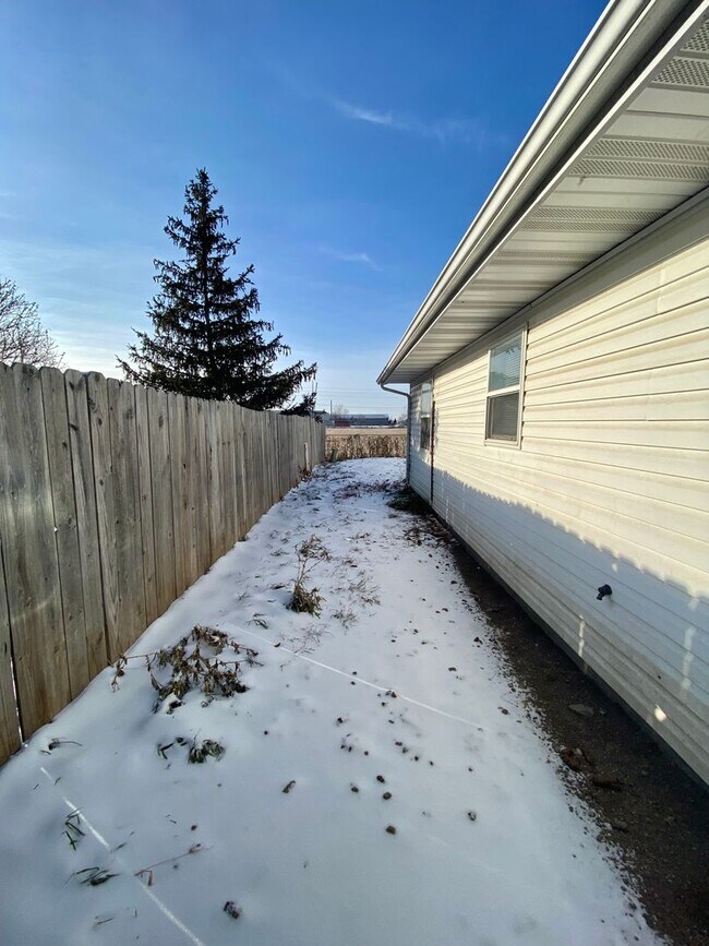 Building Photo - 3 Bedroom Duplex!