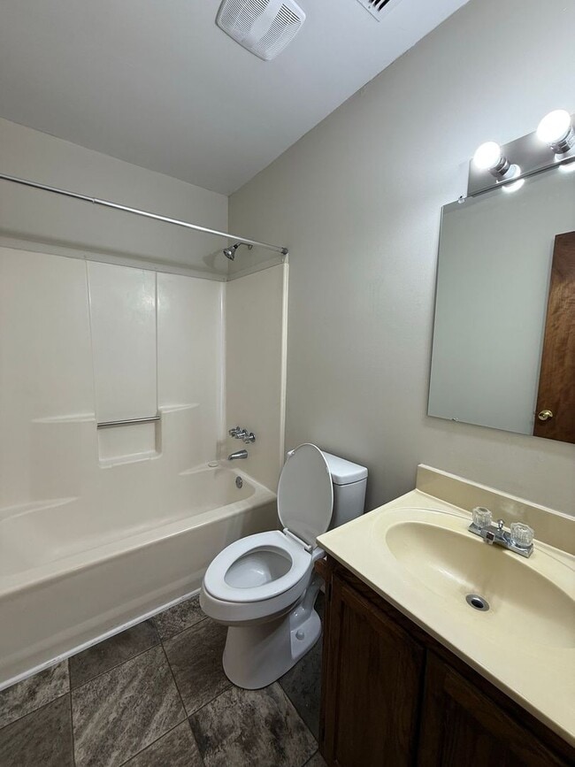 Building Photo - 2 bedroom, 1 bath Duplex