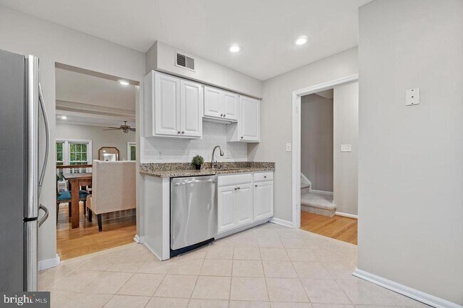 Building Photo - 6141 Summer Park Ln