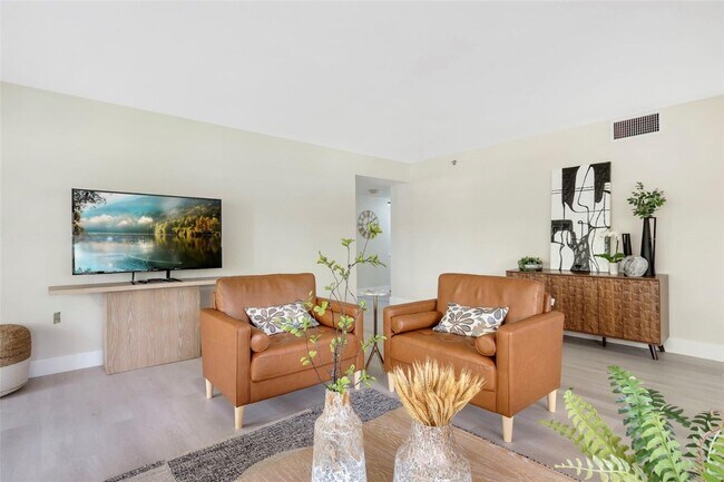 Foto del edificio - 3200 Port Royale Dr N