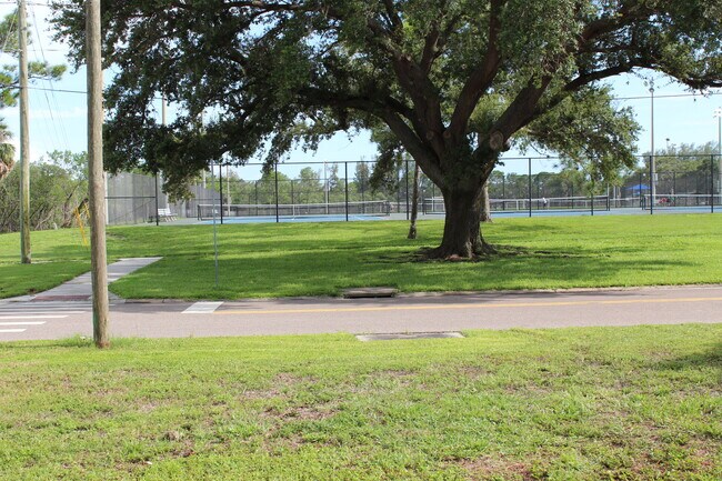 Parque Puryer - 849 58th Avenue Northeast