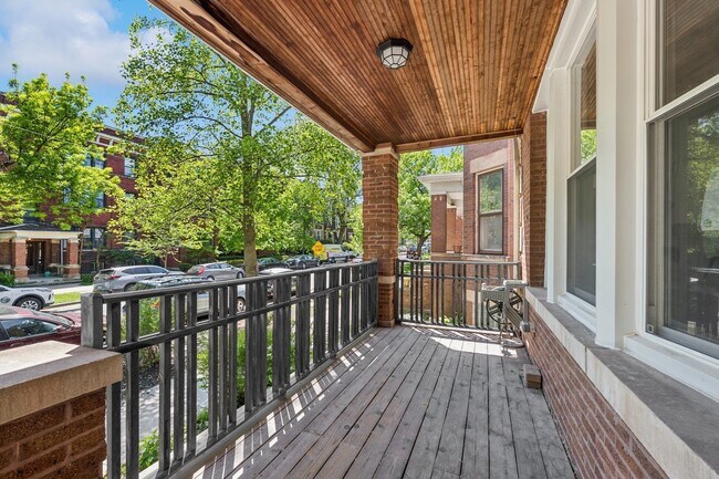 Building Photo - 1446 W Catalpa Ave