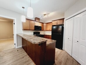 Building Photo - 2565 Hanna Crescent NW