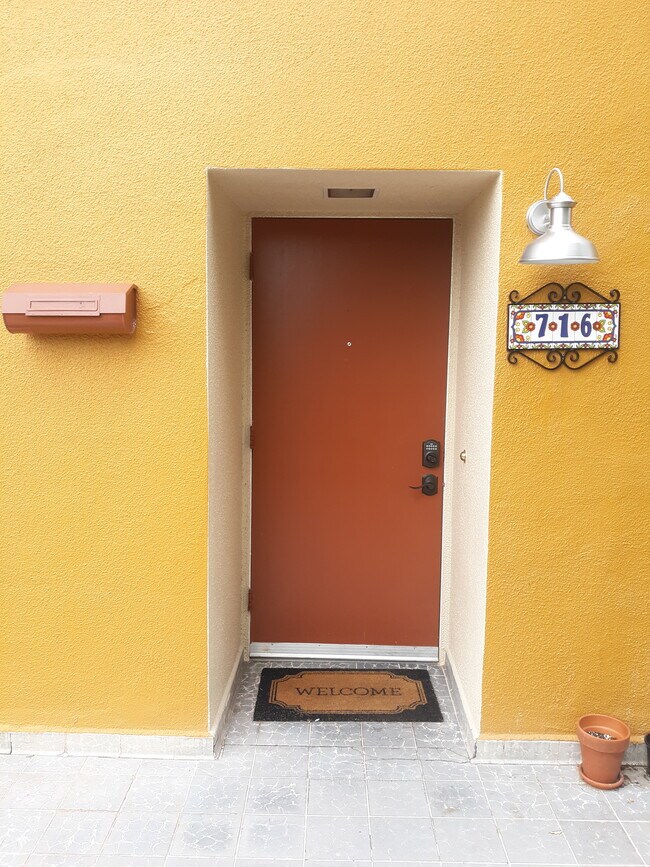 Foto del edificio - 716 N Palo Verde Blvd