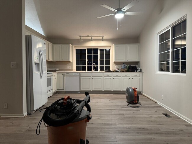 Foto del edificio - Move-In Ready 3-Bedroom Home with New Flooring & Fenced Yard