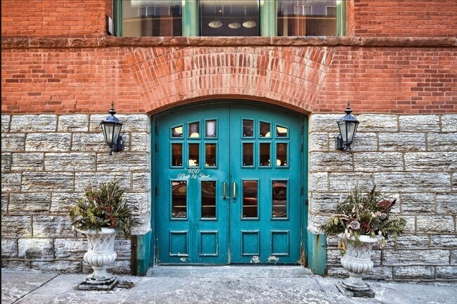 Bienvenidos a Riverwalk Lofts Condominiums - 400 N 1st St