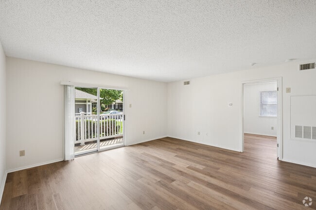 2 habitaciones, 2 baños - 1000 pies cuadrados - Sala de estar - Briarwood Meadows