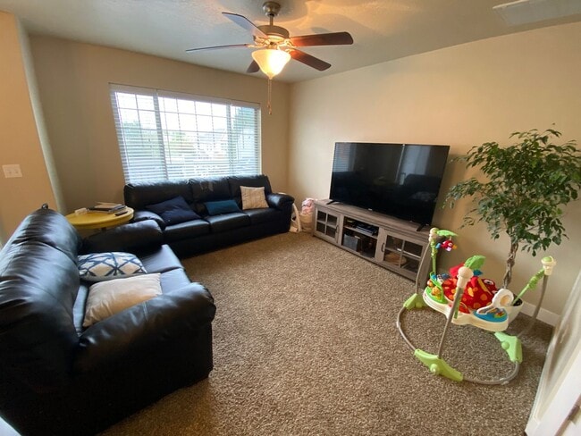 Building Photo - Cute Provo Townhome