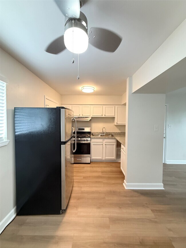Building Photo - 1141 N Durham Dr