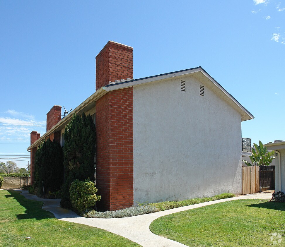 Building Photo - 323 E 18th St