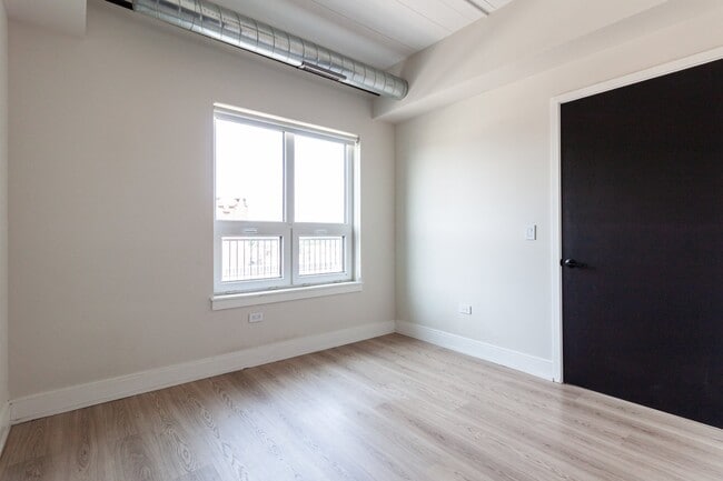 Building Photo - 941 W Belmont Ave