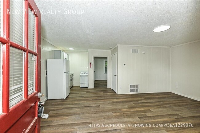 Building Photo - 595 Betty St