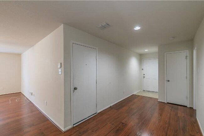Building Photo - 833 Santa Rosa Dr