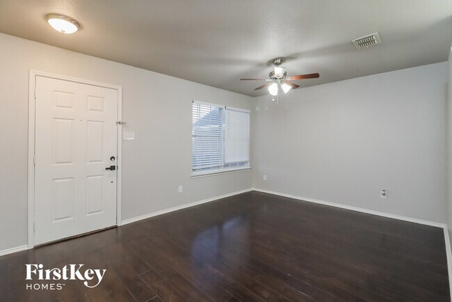 Building Photo - 716 Buffalo Springs Dr