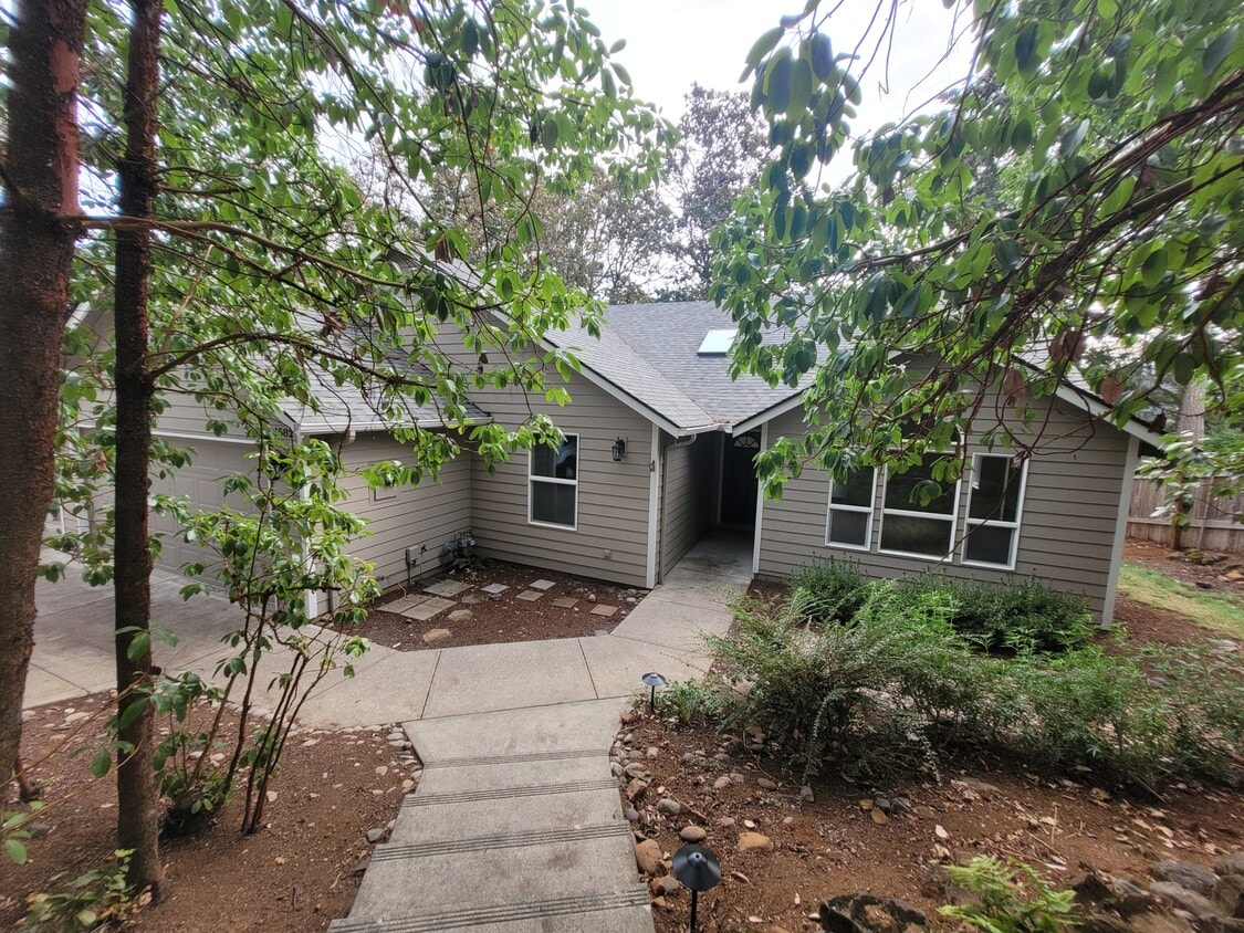 Primary Photo - 1582 Jonmart Ave SE