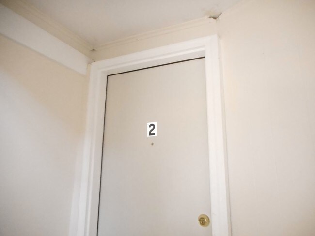 Building Photo - Second Floor Apartment