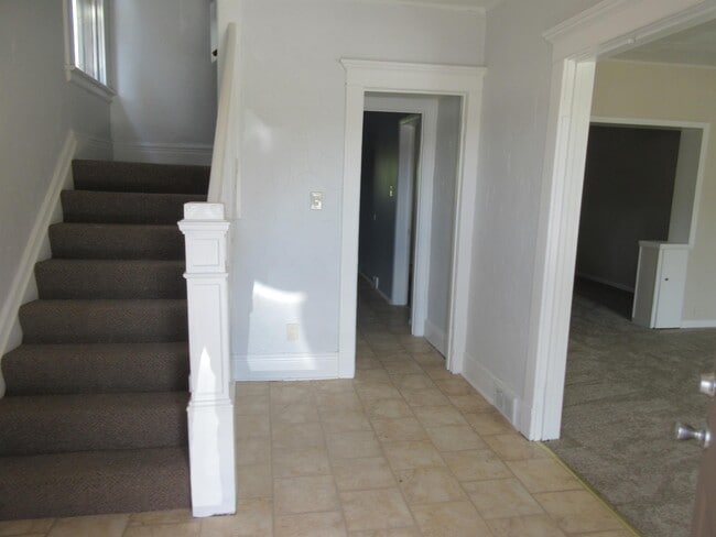 Building Photo - 876 Hertel Ave