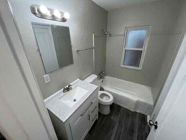 Foto del edificio - Renovated Two Bedroom One Bath Coming Avai...