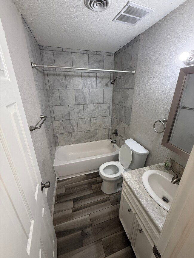 Foto del edificio - 819 Hardy Springs Cir