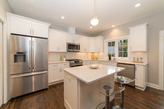 Building Photo - Luxury 3-Bed/1.5 Bath East Rock Condo Avai...