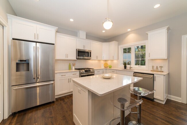 Foto del edificio - Luxury 3-Bed/1.5 Bath East Rock Condo Avai...