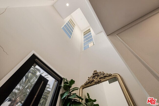 Foto del edificio - 5929 Coral Pl
