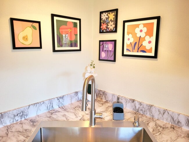 Foto del edificio - 5260 Collins Rd