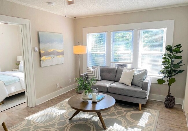 Building Photo - 301-307 N Gladstone Blvd - 307-32