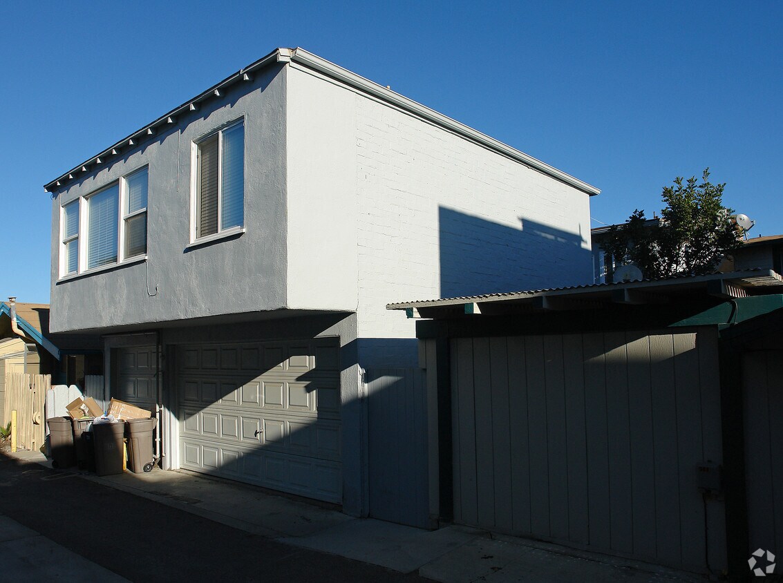 Building Photo - 507 E Balboa Blvd