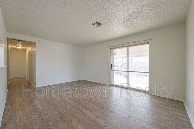 Building Photo - 800 Willow Brook Dr