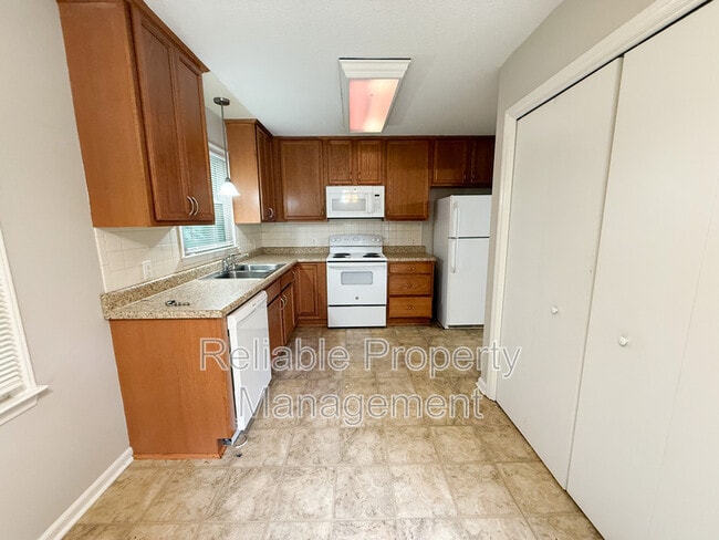 Building Photo - 1606 Cranston Rd