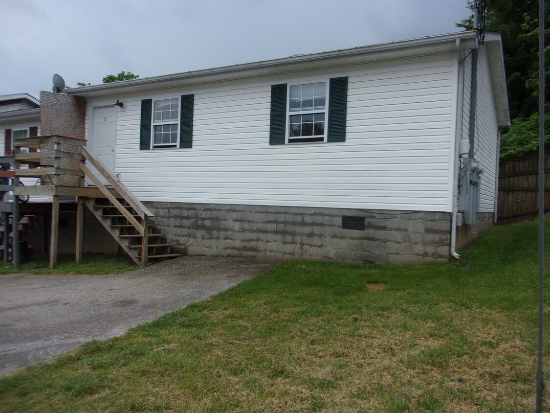 122 Oakwood Rd, Cross Lanes, WV 25313 Townhome Rentals in Cross Lanes