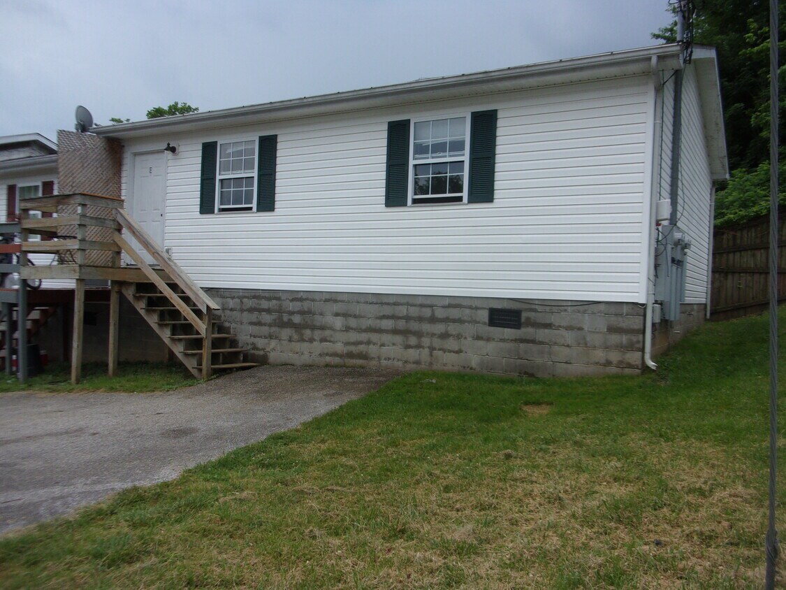 122 Oakwood Rd, Cross Lanes, WV 25313 Townhome Rentals in Cross Lanes