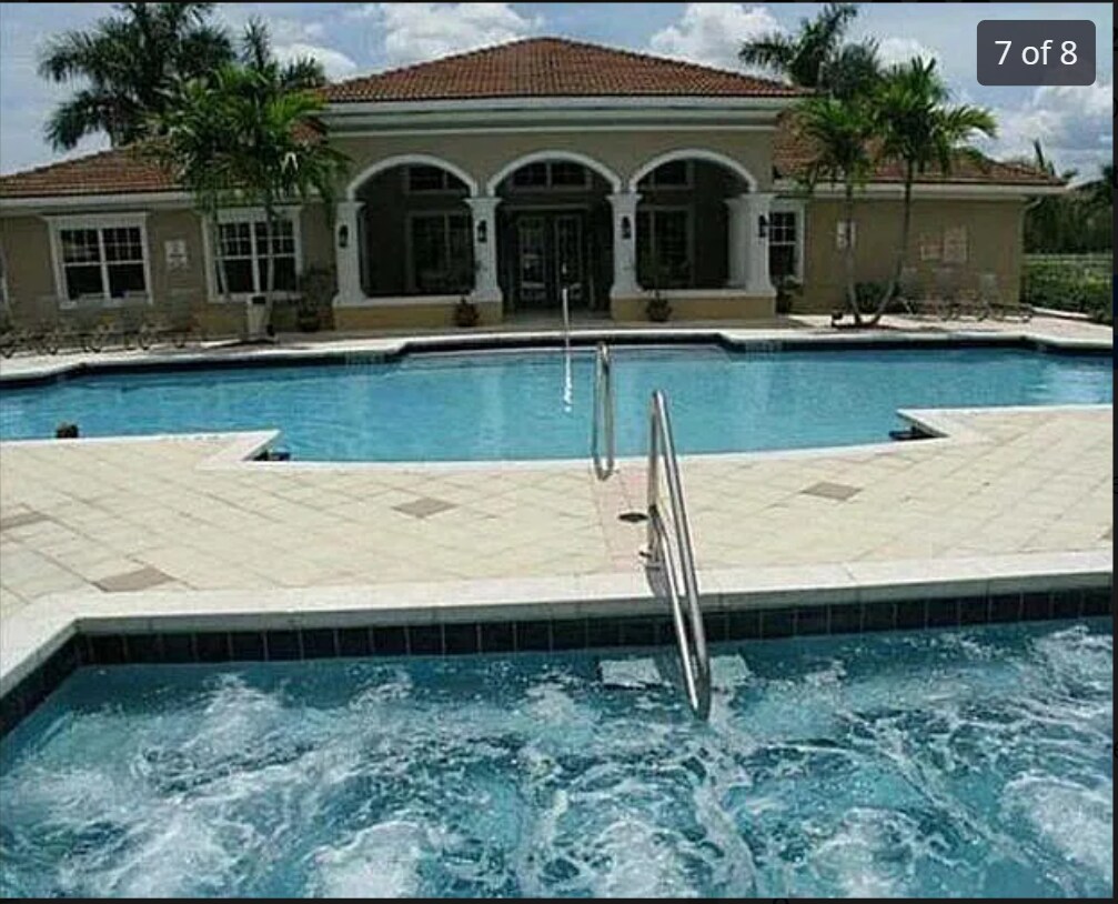 6533 Emerald Dunes Dr Unit 206, West Palm Beach, FL 33411 Condo for