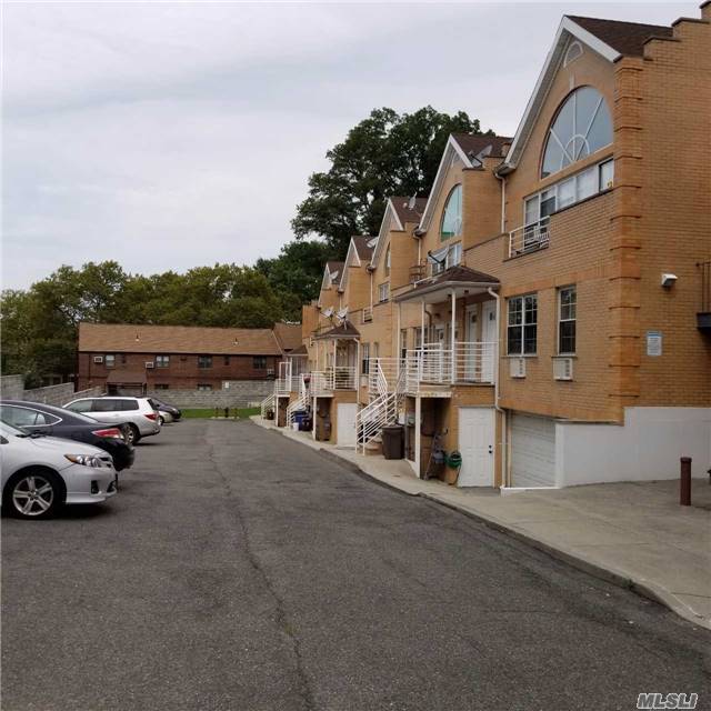 Foto del edificio - 245-23 60th Ave