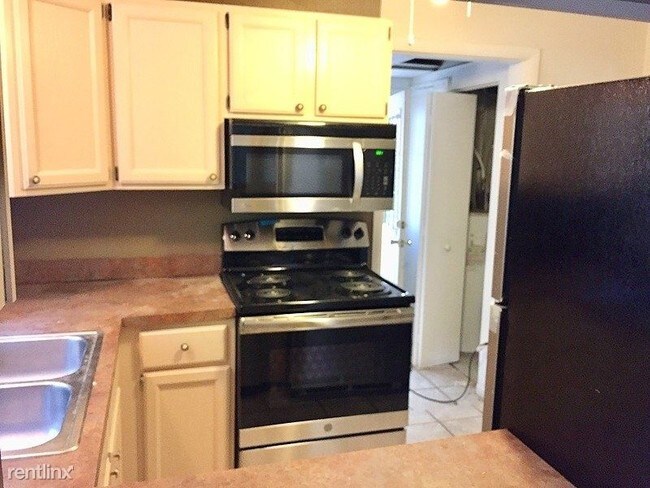 Building Photo - 3 br, 1 bath House - 1024 Manatawny Street