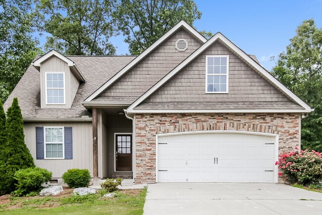 Building Photo - 305 Talon Dr SE
