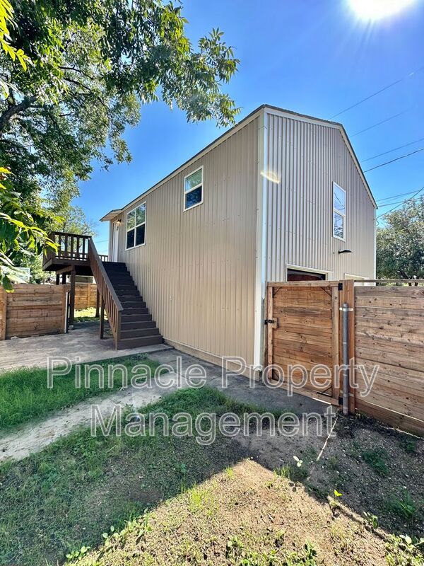 Building Photo - 1807 San Antonio St