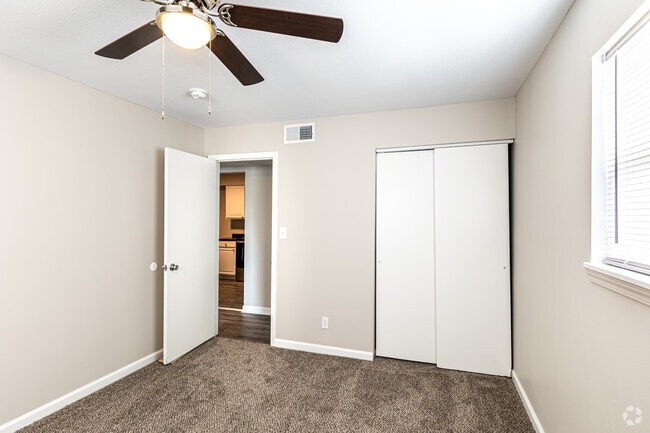 2BR, 1BA - 760-960SF - Mission Manor Apartments