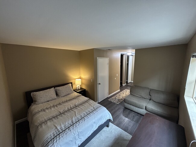 Master bedroom - 4517 College Way