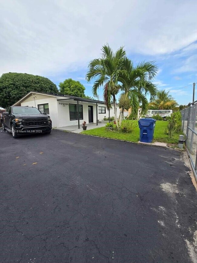 Foto del edificio - 1271 NE 211th Terrace