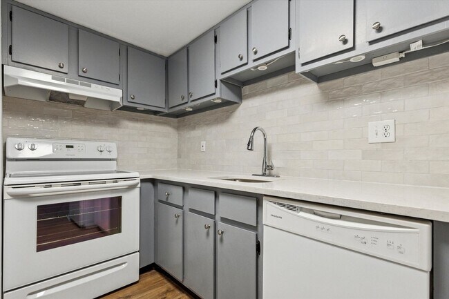 Building Photo - Available Immediately – 2B/1B First-Floor ...
