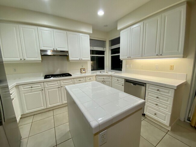 Foto del edificio - Desirable 5br3 car garage executive home b...